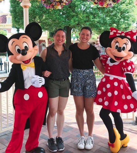 人稱「香港小飛魚」的何詩蓓，其實是位香港和愛爾蘭混血兒。她早在6個月大時，已在家中的泳池中熟習水性