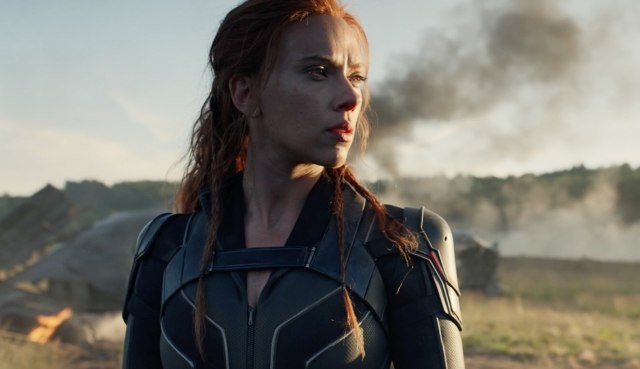 Scarlett Johansson對於圈中八卦或社交媒體不感興趣,她只專注於工作和家庭。她的性格沉著不做作