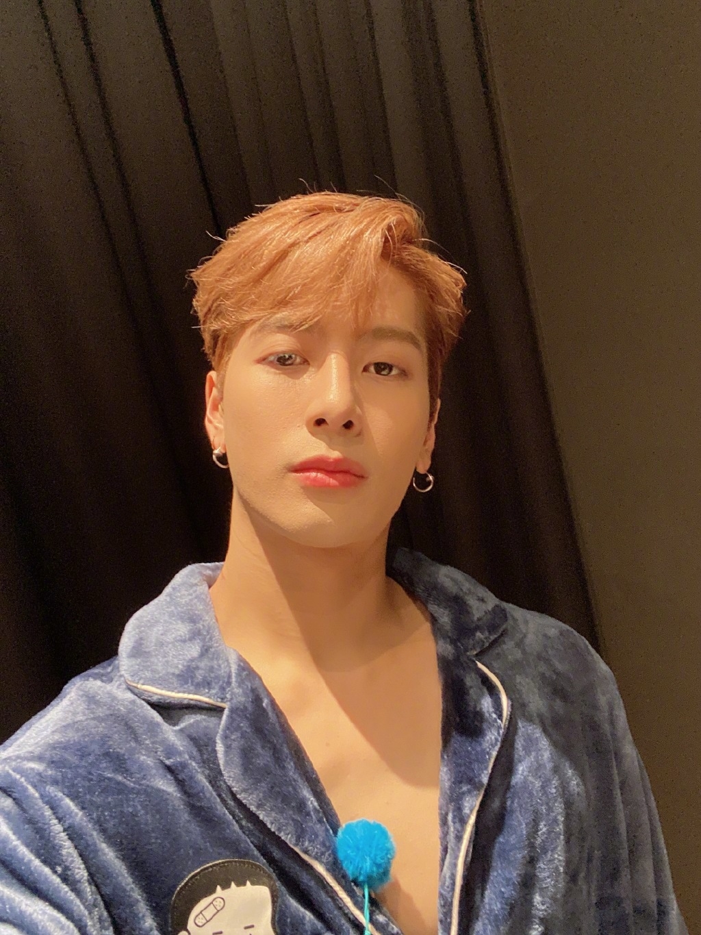 王嘉爾(Jackson)於 7 月 27 日凌晨一點鐘發文恭賀張家朗奪金,