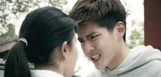 都竹美代一群受害的女生聲討,指被吳亦凡「摧殘」的女生疑患上抑鬱症、自殘、脫髮禿頭、感染性病、甚至人工流產。