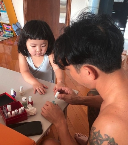 李璨琛對Lucy寵愛有加,更會耐心的替她擦指甲油,簡直是父愛爆燈!貪靚的Lucy十分愛塗指甲油
