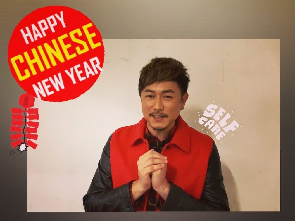 而陳鍵鋒亦不時有分享自己的近照,多是工作花絮、生活點滴等照片,不過無論是臉型、身形都有點「發福」狀態,而且更帶點脂粉味,與以往的弱質書生形象截然不同!