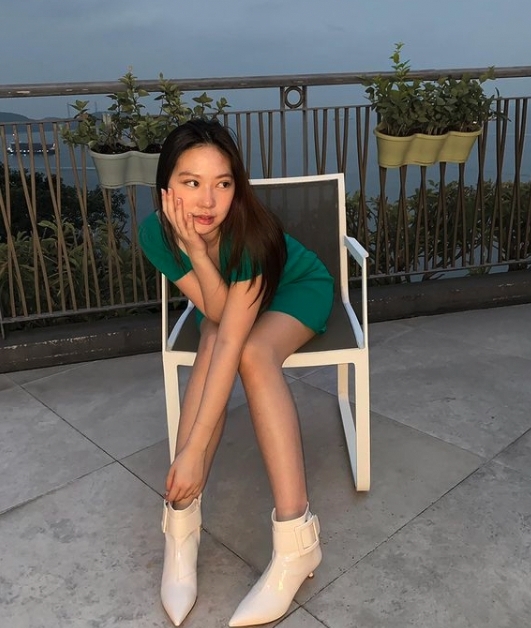 身高有175cm的甄濟如Jasmine正是甄子丹和汪詩詩的女兒!Jasmine完美倒模了名模媽媽的高挑身形