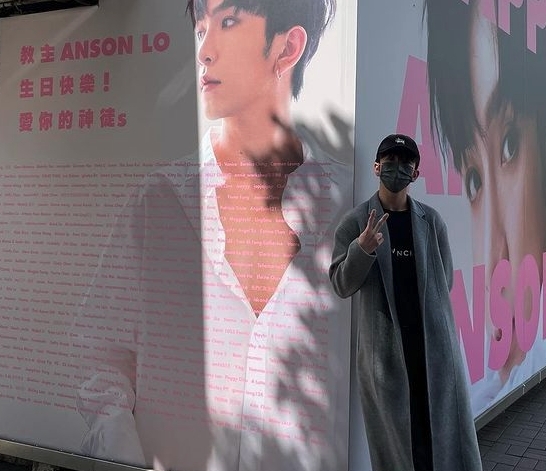 獲封「盧汗停」教主盧瀚霆，最近因為在炎熱街頭穿著厚身的長版大褸，而引起網民的關注。不