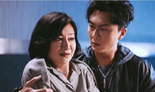 不過仍獲眾多好友和粉絲祝賀的王浩信就似乎專心工作,在近日播出的《刑偵日記》中,就挑戰飾演多重人格的角色,繼「盲俠」再迎新突破。