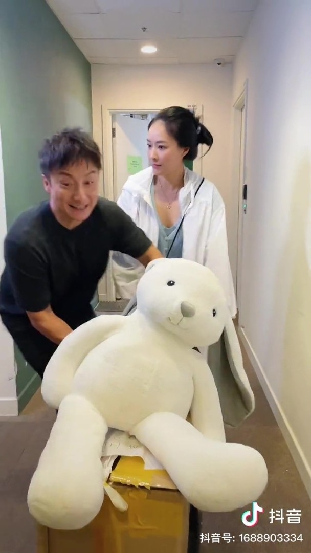 方力申與陳瀅這對緋聞情侶近來關係曖眛,雖然小方Jeannie未有公開戀情,但是關係已引人聯想。