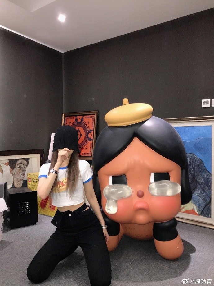 KOL實測周揚青品牌衣服，大爆貨不對辦、剪裁不對稱？「用300元買了一塊抹布」