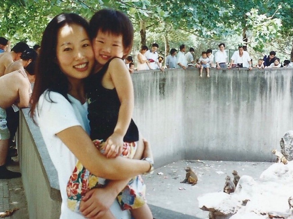 江旻憓的甜美樣子是遺傳自媽媽的優良基因,過往江旻憓分享過一張童年照,相中被媽媽抱著似林志玲