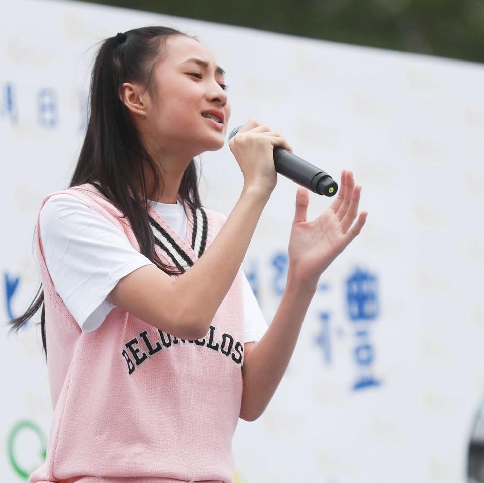鍾柔美當時樣貌青澀,五官未及現在精緻。不過身為中菲混血兒的她,眼睛大大而且雙眼皮深邃!