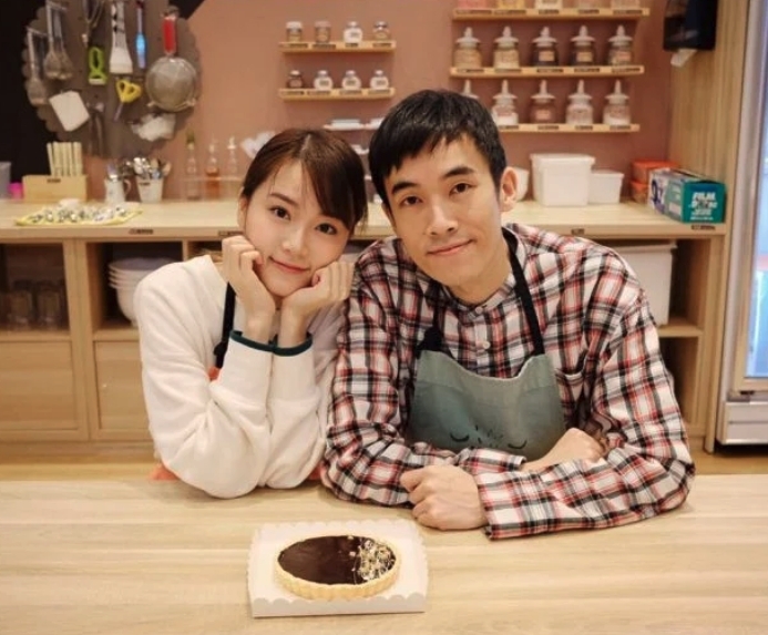 在去年更傳出成員李靜儀(Heidi)因因遭隊友陳穎欣(Yanny)和前度監製男友Gareth(陳考威)高調戀愛