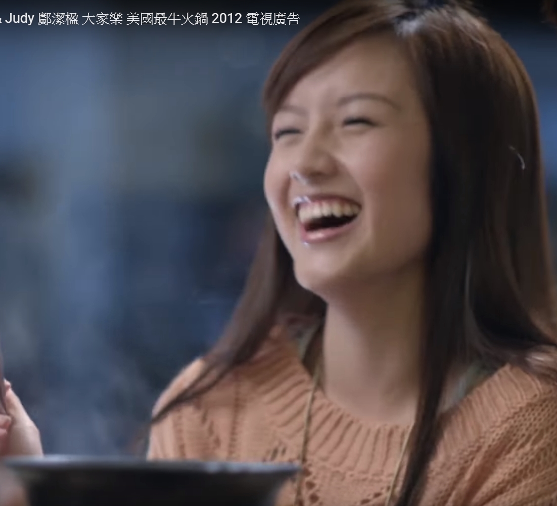 2012的大家樂「美國最牛火鍋」中的女主角,正是鄺潔楹!廣告中的她臉型較寬,加上眯眯的眼睛讓人認不出