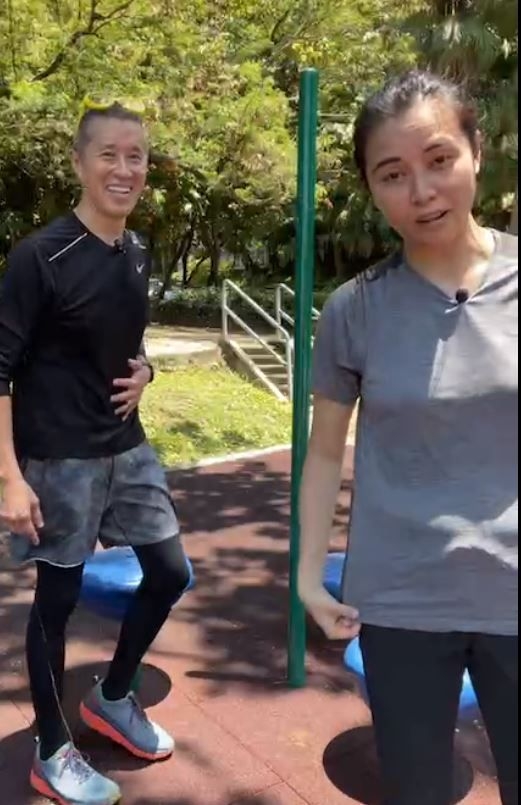 鄭伊健老婆蒙嘉慧臉上也不添太多的妝容,以接近素顏的真樣示人!