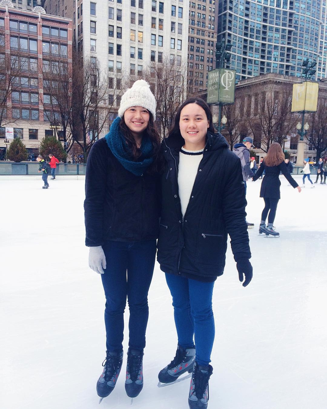 何詩蓓家中還有一位比她大兩年的姊姊何雅舒(Aisling Bridget Haughey),兩人的興趣一致,從小就喜歡在家中游泳池游水,姊姊更是位泳手,在 6 歲時還加入了南華會泳隊接受訓練。