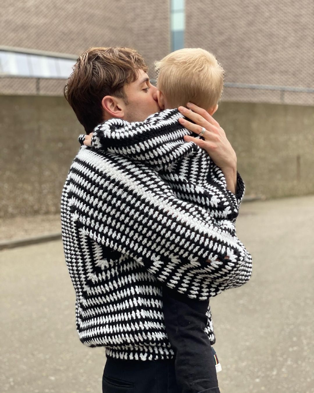 Tom Daley 更有一個專門分享自己編織作品的IG「@madewithlovebytomdaley」,他不時亦會為丈夫 Dustin 以及兒子 Roggie 織衣服