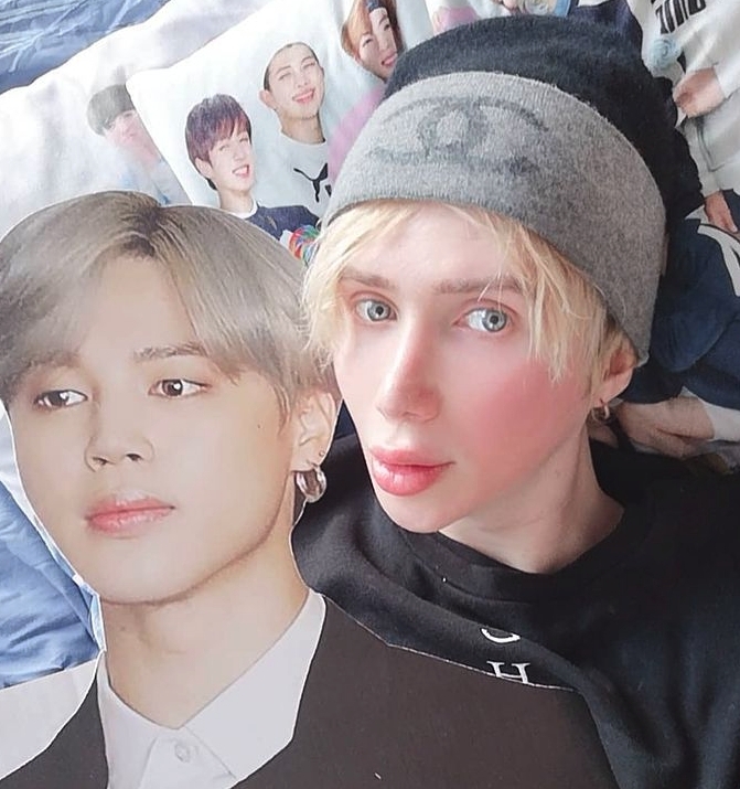 Oli London不惜花上百萬動刀18次,為了令自己和Jimin有著一樣的模樣。他更深信自己是個韓國人