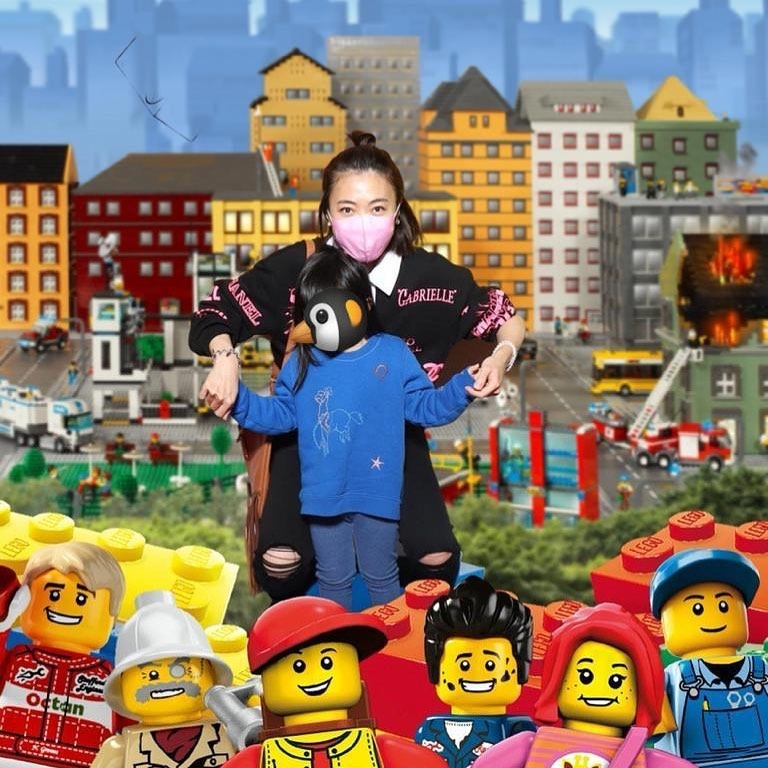 劉鑾雄大劉女兒劉秀樺在滑板上畫了媽媽甘比最心愛的卡通人物Pingu企鵝