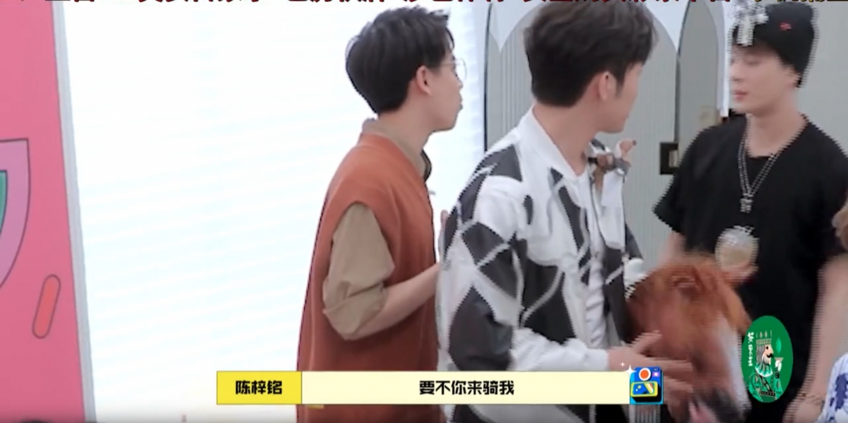 王嘉爾在大陸節目被內地男星「當馬騎」?四肢並用在地上爬行,粉絲超憤怒!