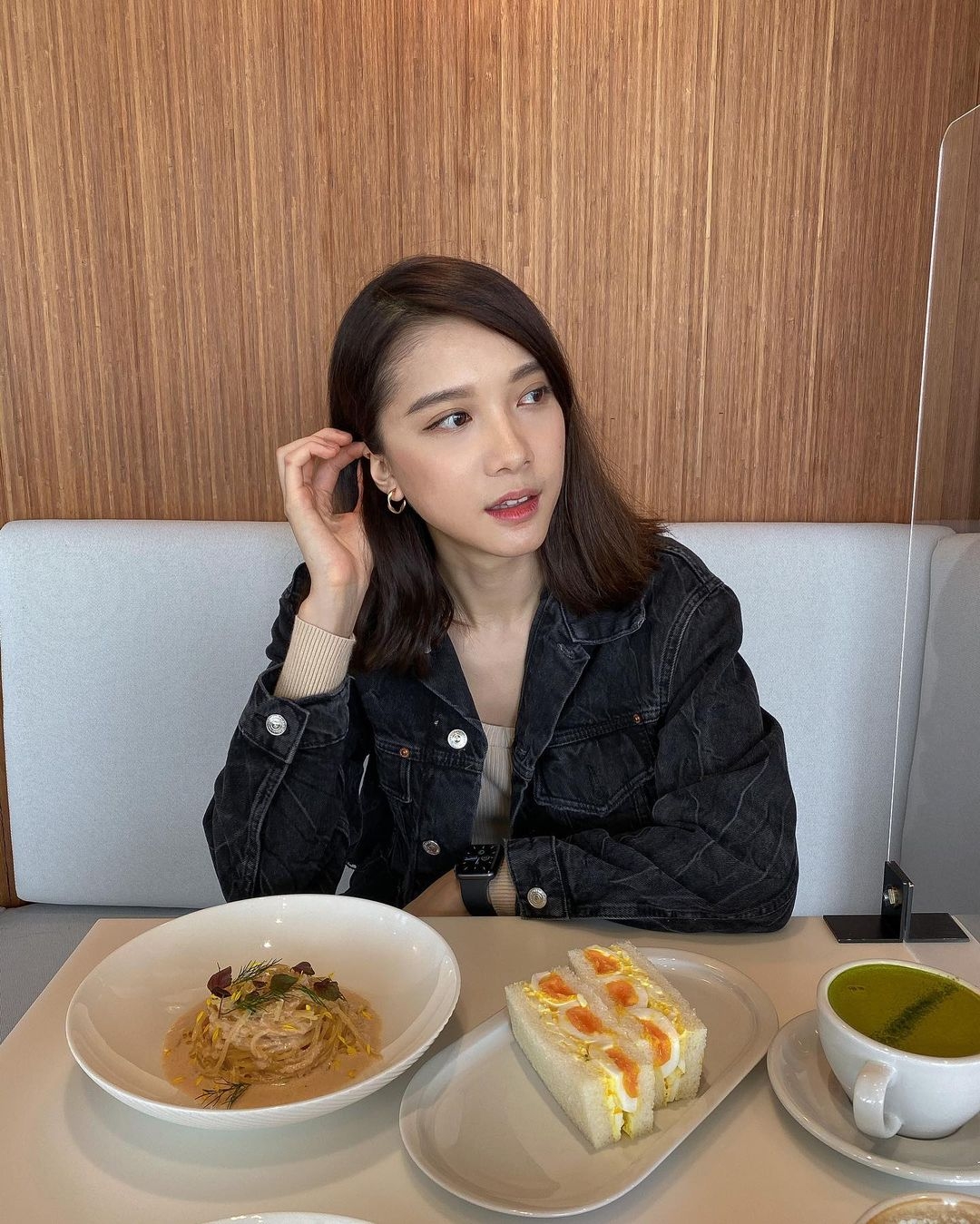 有指千億女友郭嘉文失寵,是因為李澤楷在成立了娛樂公司後,與簽下的25歲大馬女神林宣妤(Serene)一拍即合,因此慢慢失去最高地位!