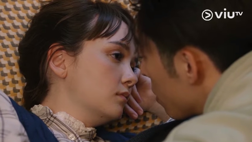 ViuTV《大叔的愛》爆紅,劇中飾演田一雄(呂爵安 Edan飾)青梅竹馬好友的「方梓芊」(徐㴓喬 Asha Cuthbert飾)