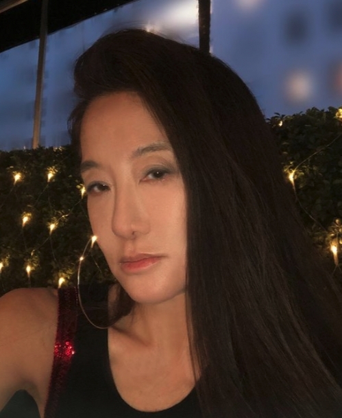 不過她分享的一張合照就惹來外界的非議，全因該張合照顯得Vera大失「魔女」形象，在鏡頭前捕捉了她的倦態