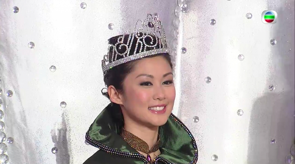 岑麗香於2010年以26歲之齡參選《國際中華小姐競選》,當年參選時的岑麗香外貌不像是走「它男女神」的路線
