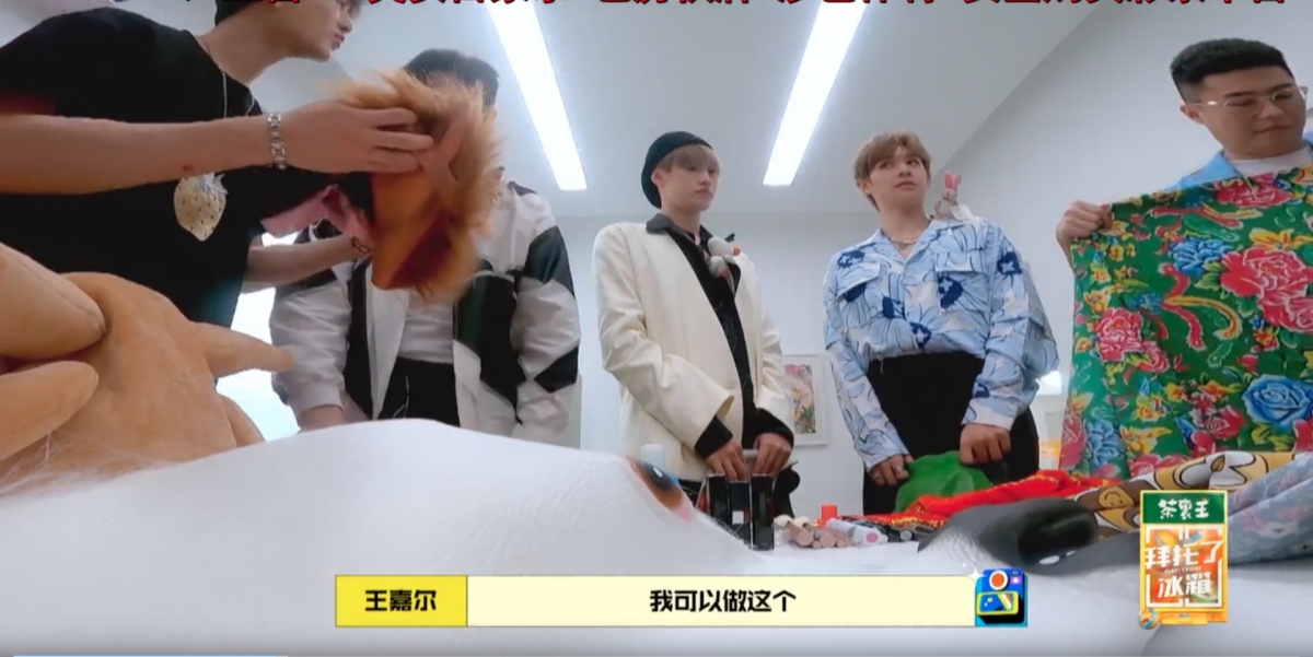 王嘉爾在大陸節目被內地男星「當馬騎」?四肢並用在地上爬行,粉絲超憤怒!
