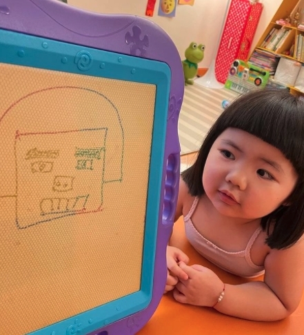 李璨琛有時候也會作弄女兒,畫女兒的肖像畫時加上豬鼻子,看來是在挖苦Lucy的圓潤臉形~