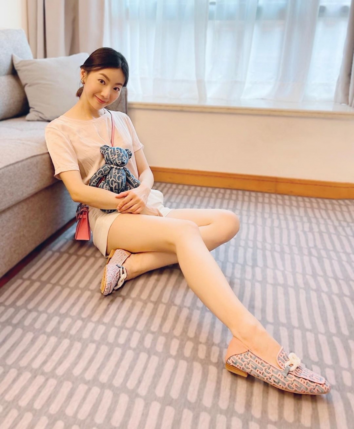 周嘉儀亦很喜歡大曬美腿,總會有著完美角度曬出超長腿~