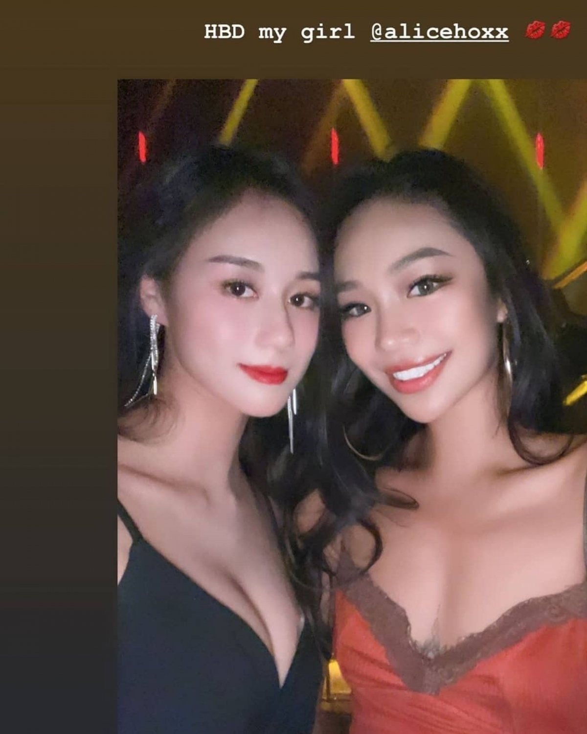 賭王何鴻燊孻女何超欣當然有打扮靚靚現身,穿上一條黑色吊帶裙,配襯一件鮮紅色牛仔褸