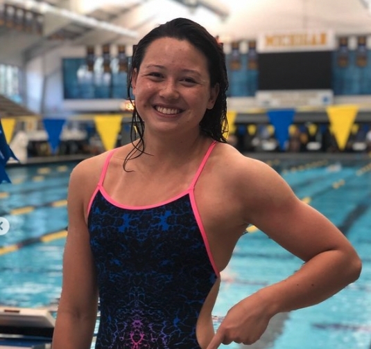 擁有天賦再加上後天努力的何詩蓓，在游泳的路上看似十分順利，不過並非如此。在2017年她飽受傷患困擾