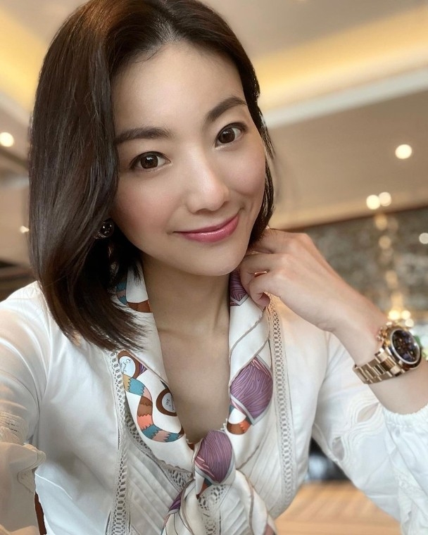 周嘉儀不時自拍時會不經意大曬昂貴的名牌飾物,這張相片手上戴的名牌手錶價值超過20萬港元