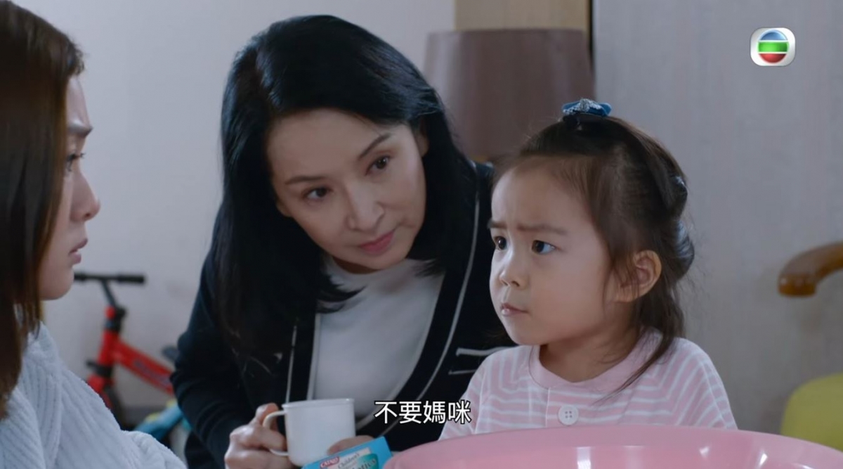 在BB在地上把拾到的拖鞋撿起來咬,奶奶也視若無睹任他咬,指並沒有任何問題。