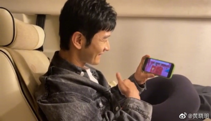 黃曉明在微博上載了兩張他用手機觀看乒乓球賽的相片