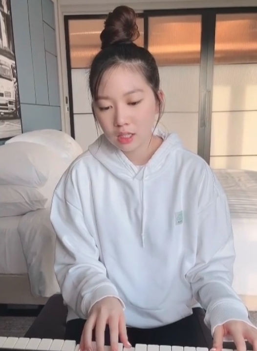 身高有175cm的甄濟如Jasmine正是甄子丹和汪詩詩的女兒!Jasmine完美倒模了名模媽媽的高挑身形