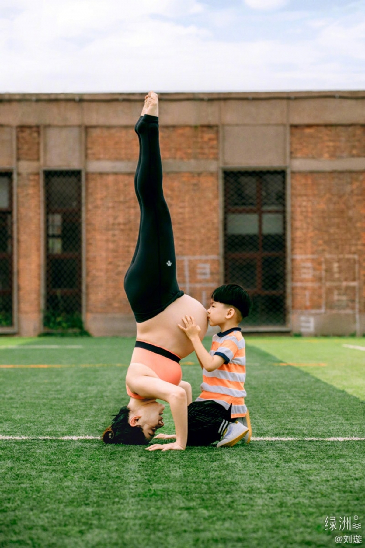 專業的運動員「體操天后」劉璇,就在懷孕時做出超高難度的倒立一字馬動作