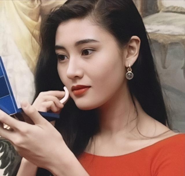 寶詠琴透露,在她還躺在病床上,李嘉欣經常在半夜打電話過來罵她。