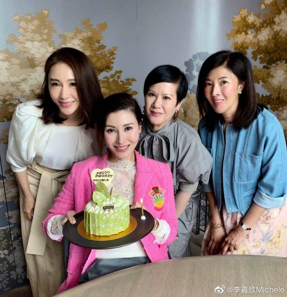 李嘉欣身穿粉紅色通花上衣,看起來少女感十足!而壽星女李嘉明則手捧著一束鮮花,與親密的妹妹與好友一同慶祝 59 歲生日。