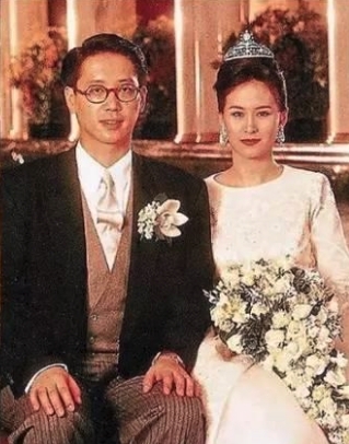 何超瓊因在爸媽的安排下而嫁給了香港船王許愛周的孫兒許晉亨