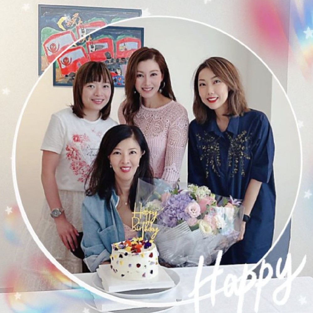 與姐姐姊妹情深的李嘉欣,日前就為找來閨中密友與李嘉明慶祝 59 歲生日,從而曝光了李嘉明的凍齡外貌!