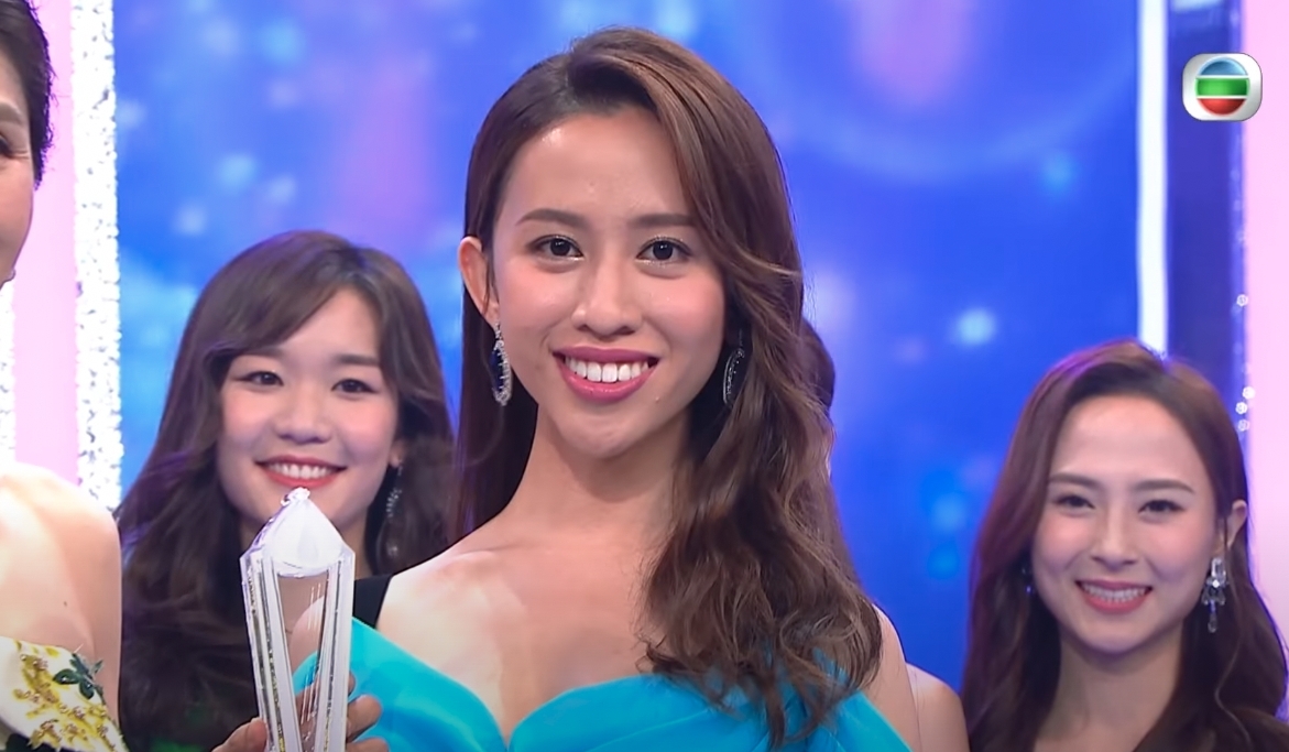 香港小姐2021「慧妍雅集慈善愛心獎」的梁菁琳(Katerina)不過自言不慣面對鏡頭的她,就指會比其他佳麗表現弱,不夠網民稱她的笑容搭夠。