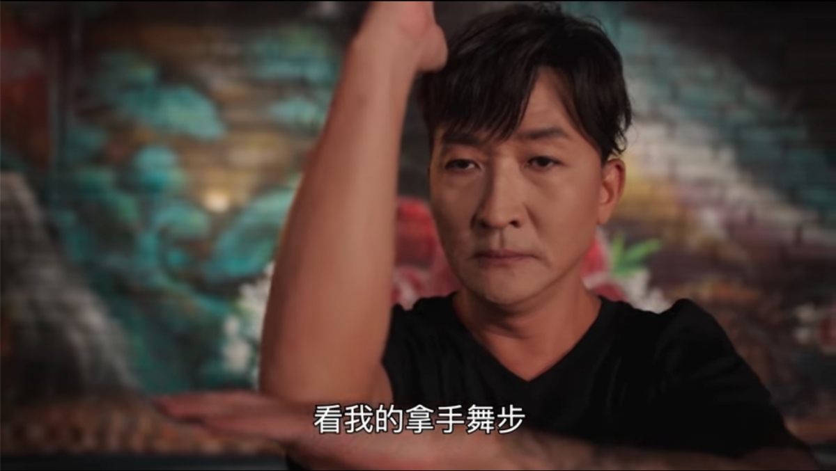 張立基立即脫下外套及Cap帽,唱跳Mirror的《IGNITED》