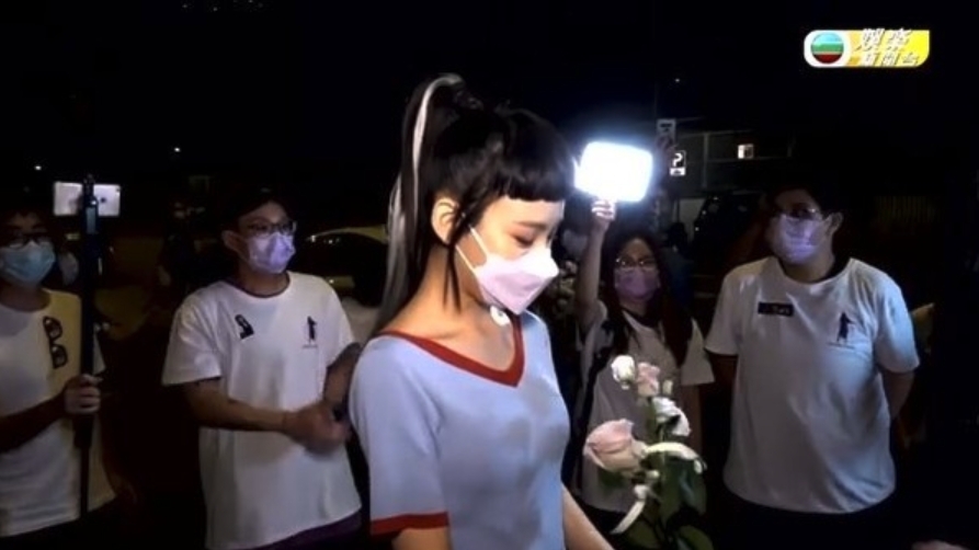 炎明熹獲粉絲團獻花超詭異
