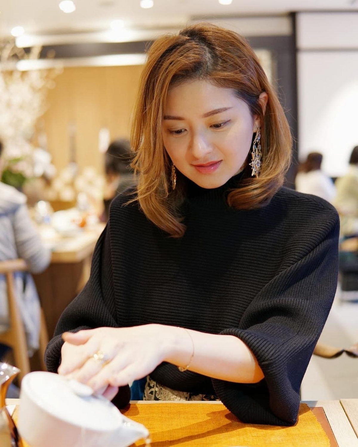 黃浩老婆徐淑敏也晉身商界女強人,曾到世界知名的廚師學府「藍帶」學廚