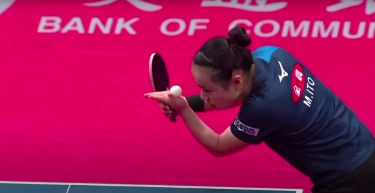 伊藤美誠在比賽上「謎之發球」的姿勢引起熱話。