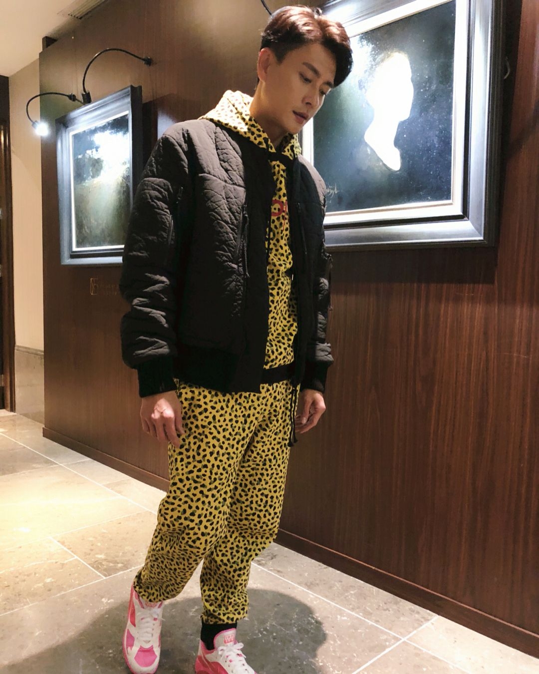 黃宗澤除了喜歡較亮眼色調的服飾,同樣也喜歡花俏圖案的穿搭