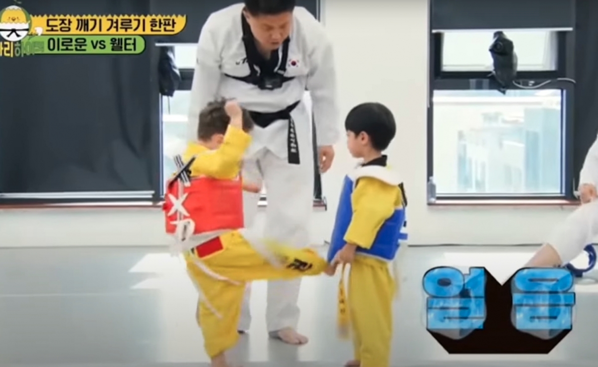 Lee Ro Woon 就站著一動不動讓對手反擊,還未學懂運動比賽心態的他內心定必十分慚愧!