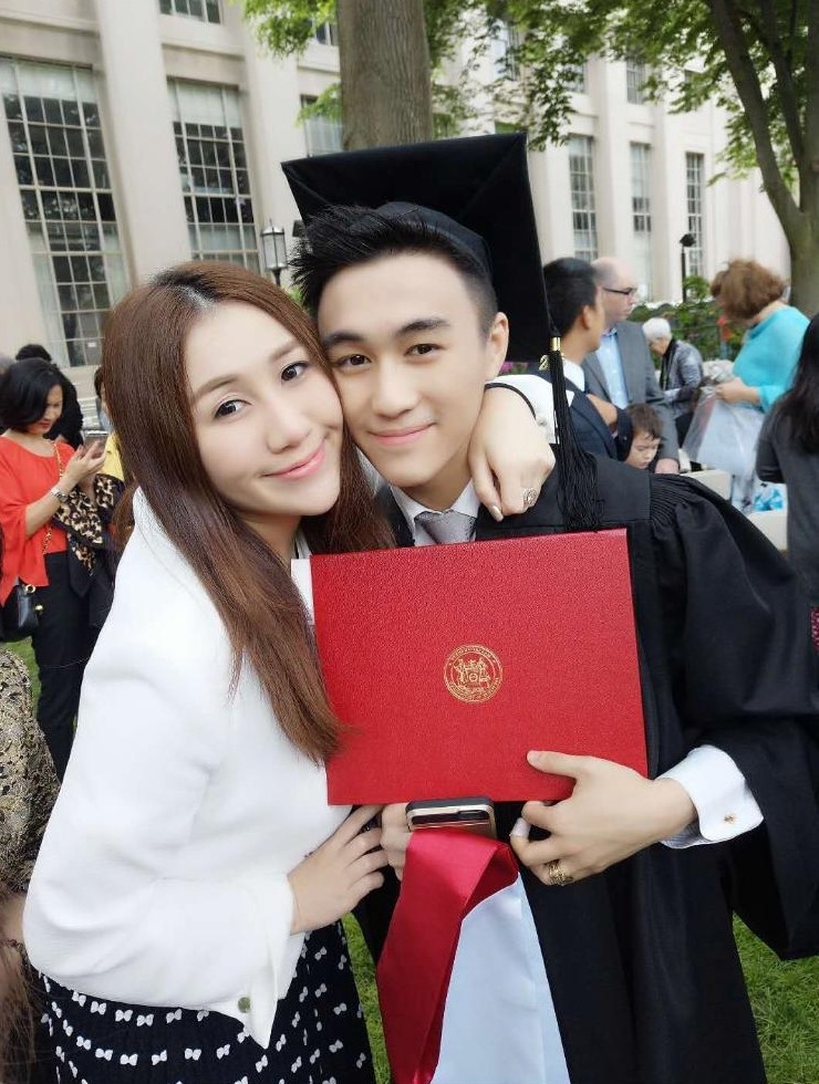 畢業於麻省理工學院的何猷君一直以學霸身份見稱,他不但是當時史上最年輕進入麻省理工攻讀金融碩士的學生,