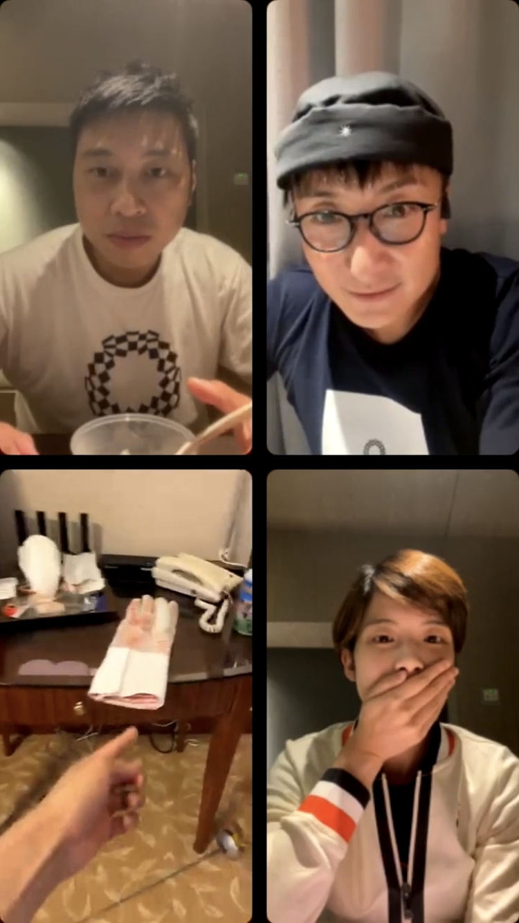放在枱上的劍擊手套竟突然被拉扯跌落地