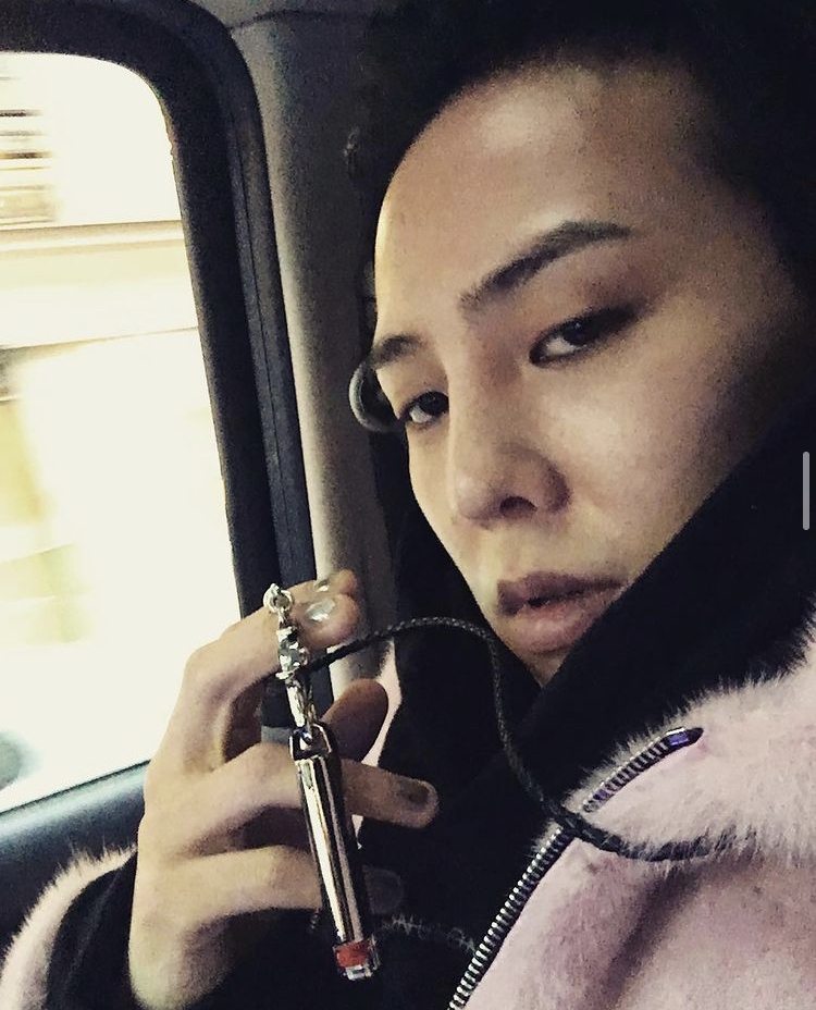 Jennie曾用過GD設立的個人品牌Peaceminusone所推出的粉紅色飾物夾