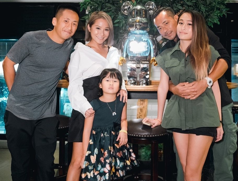 而周焯華的兩位小公主不但完美遺傳了爸爸、媽媽的優良基因,五官不但相當立體精緻,兩位囡囡亦帶有洗米嫂獨有的異國混血韻味,一家人的樣貌更簡直可以用「倒模神複製」來形容。